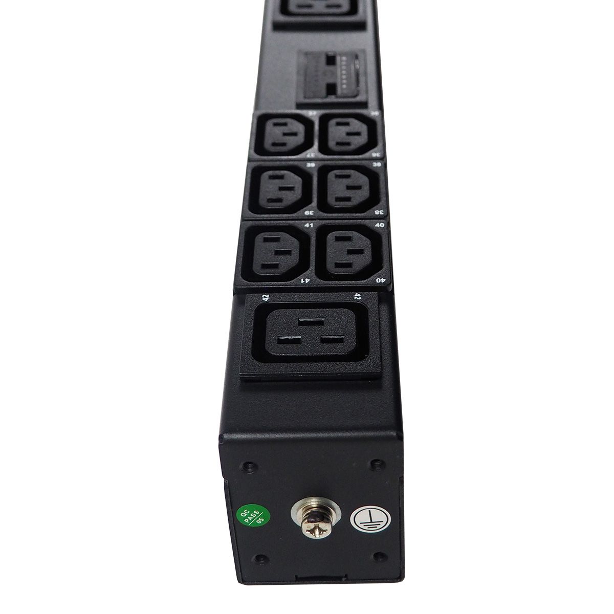 БРП (PDU) Managed BNH B800.MMN, IEC 60320 С13 х 36, IEC 60320 С19 х 6, 16А, 3ф, вход IEC 309 16A 3L+N+E, шнур 3 м, автомат,чёр  арт. B800.MMN-3x16-36C13-6C19  купить у официального дистрибьютора в Санкт-Петербурге и Москве с доставкой.