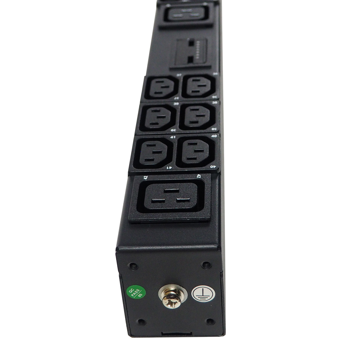 Блок распределения питания BNH B800.MMN, IEC С13 х36, IEC С19 х6, шнур 3м, 1690х52х65 мм(ВхШхГ), 32А, 1ф, вход IEC 309, чёрный  арт. B800.MMN-1x32-36C13-6C19  купить у официального дистрибьютора в Санкт-Петербурге и Москве с доставкой.